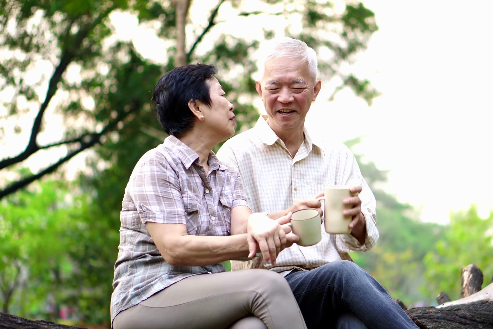 Người cao tuổi muốn hẹn hò, có tiền tự khắc thu hút đối phương