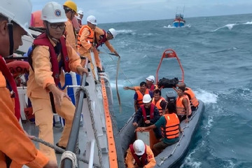 Tàu cá chìm, 10 ngư dân gặp nạn trên vùng biển Côn Đảo