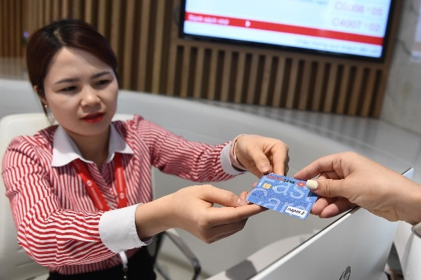 Thẻ ngân hàng thúc đẩy thanh toán không dùng tiền mặt