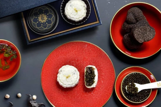 Tiết lộ 16 nguyên liệu làm nên chiếc bánh trung thu 22 triệu, đắt hơn cả bánh dát vàng