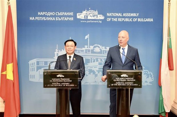 Top Vietnamese, Bulgarian legislators inform outcomes of talks to media