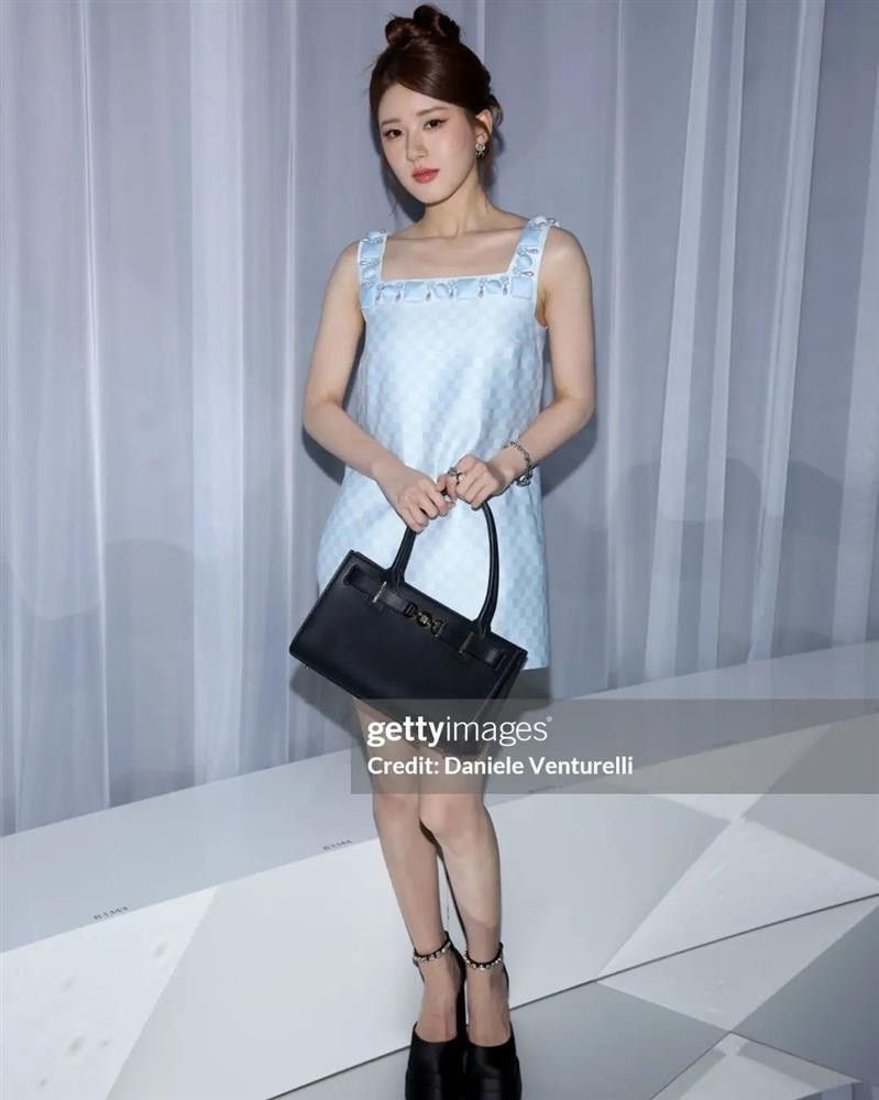 Triệu Lộ Tư bị chế giễu khi tạo dáng tại sự kiện thời trang quốc tế - 1