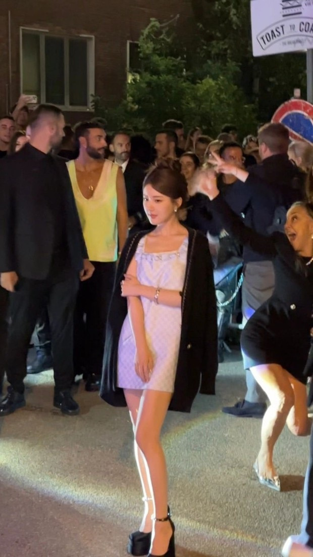 Triệu Lộ Tư bị chế giễu khi tạo dáng tại sự kiện thời trang quốc tế - 2