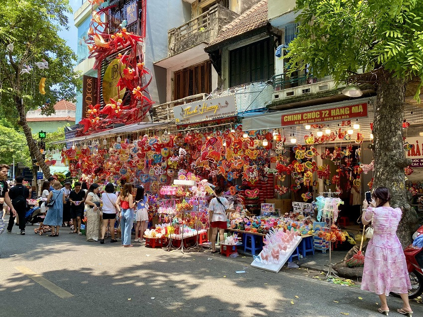 Hanoi Mid-Autumn Festival lights create beautiful photo opportunities