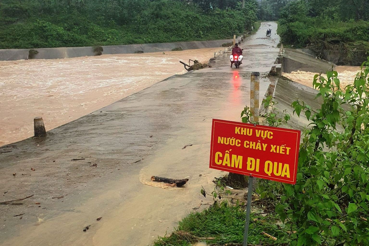 4 người mắc kẹt trong rừng, 1 người bị lũ cuốn khi đi đánh cá ở Thanh Hóa