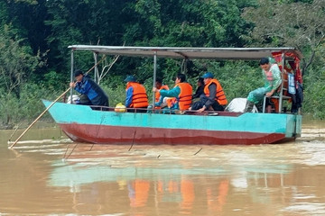 5 người mắc kẹt trong rừng ở Thanh Hóa tự kết bè vượt lũ về nhà