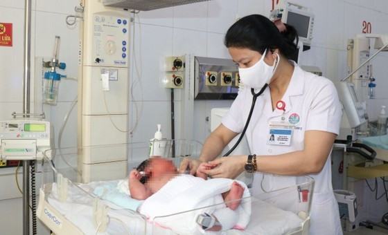 A baby boy weighing 6.1 kilograms was born in Ha Tinh Provincial General Hospital on September 27, making him the locality's heaviest ever. ảnh 1