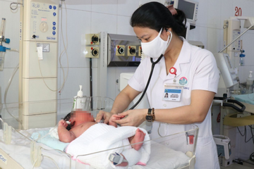 Bé sơ sinh 6,1kg chào đời trong sự bất ngờ của các bác sĩ
