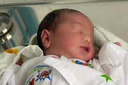 Bé trai sơ sinh bị bỏ rơi trong căn lều tạm ven đường