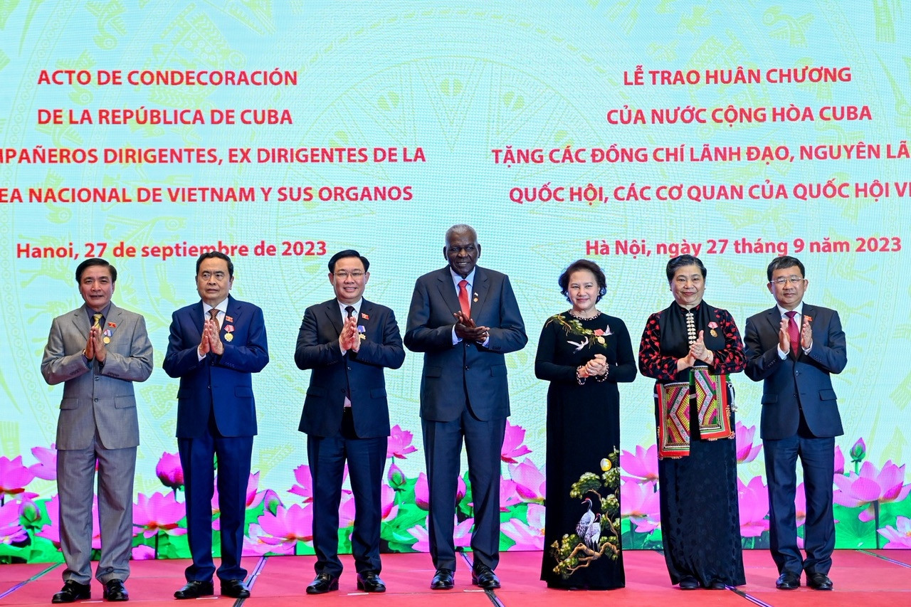 Chủ tịch Quốc hội nhận huân chương cao quý của Cuba