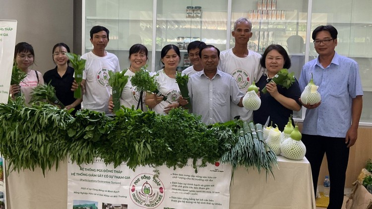 Ms. Ino Mayu (the second person from the right) and farmers participating in Dong Thap PGS organic products at the Kind Green Market ảnh 1