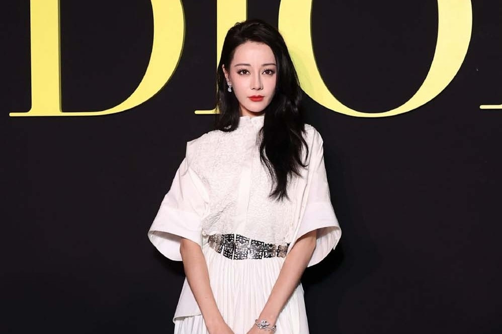 Jisoo, Địch Lệ Nhiệt Ba và chuyện phân biệt đối xử ở Paris Fashion Week