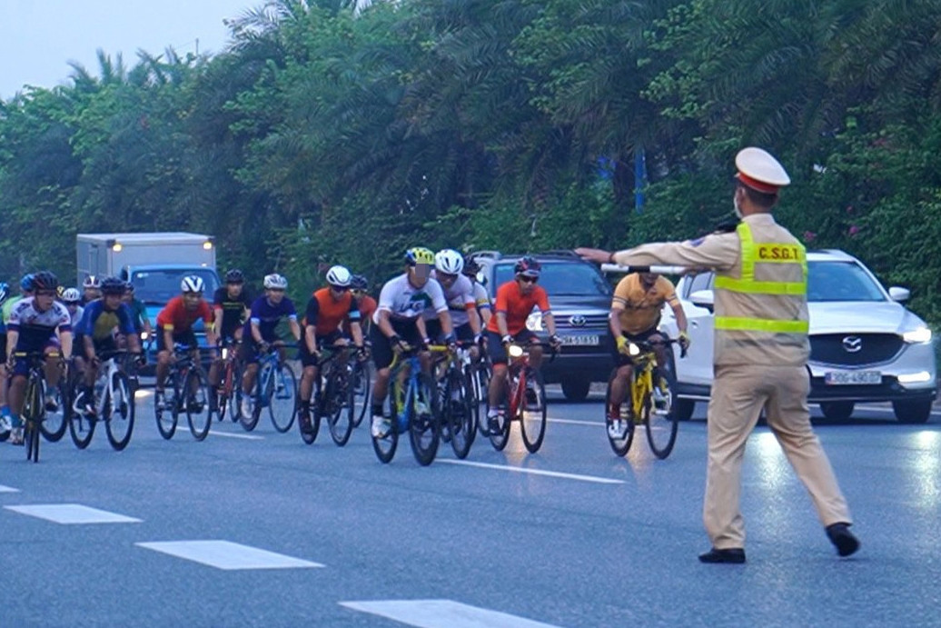 Khó xử lý triệt để tình trạng xe đạp, xe máy đi vào đường cấm ở Hà Nội
