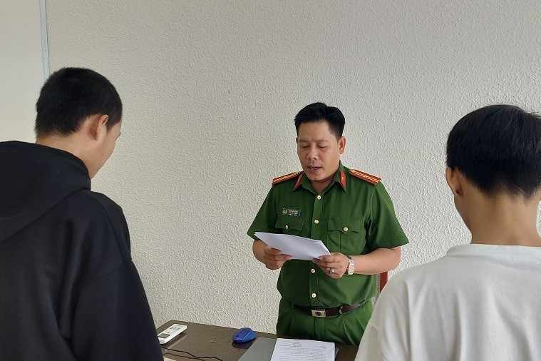 Khởi tố 2 thiếu niên chém đại úy CSGT ở Đồng Tháp