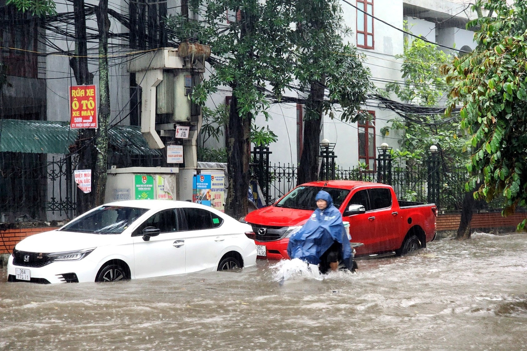 Mưa lớn ở TP Thanh Hóa, nhiều tuyến đường ngập trong biển nước