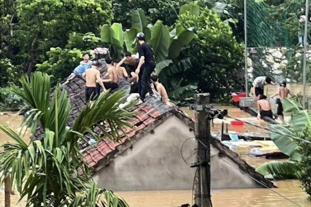 Người dân trèo lên nóc nhà tránh lũ, 700 người bị cô lập ở Nghệ An