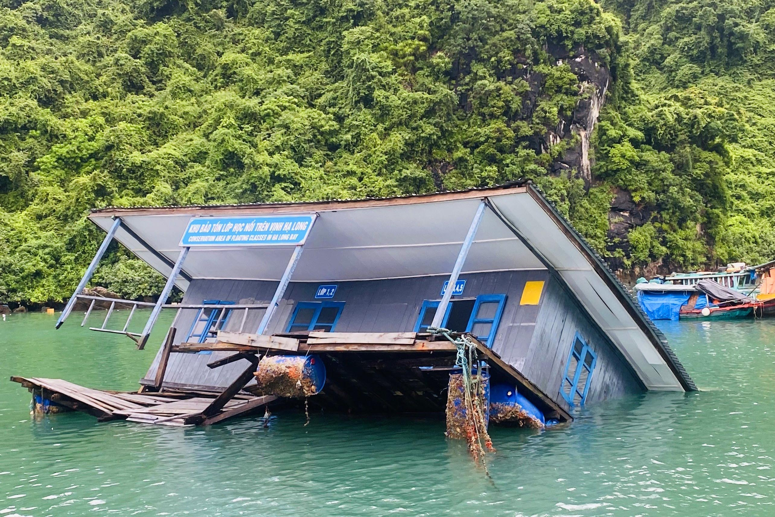 Nhà bảo tồn ở làng chài Cửa Vạn bị gió thổi đổ, chìm một nửa xuống vịnh Hạ Long