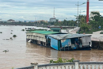Nhà hàng nổi ở Quảng Bình bị sóng đánh trôi ra biển, 4 người được cứu thoát