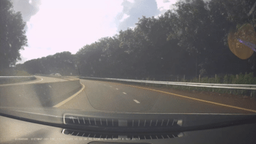 Ô tô chạy ngược chiều đường dẫn cao tốc khiến tài xế giật mình đánh lái tránh
