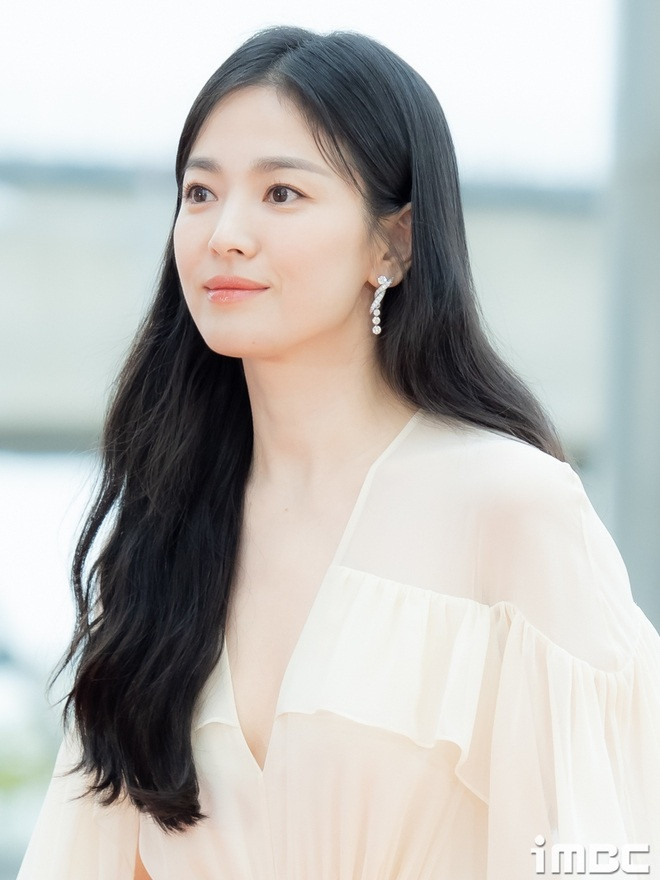 Song Hye Kyo khẳng định đẳng cấp chị đẹp bất chấp mọi phong cách - 7