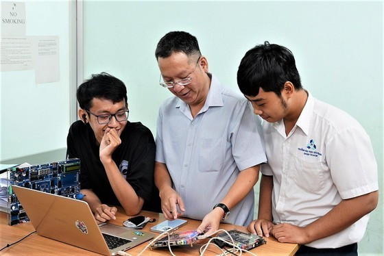 Students and lecturers during practical class at the laboratory of the Ho Chi Minh City University of Technology's Faculty of Electrical and Electronics Engineering. ảnh 1