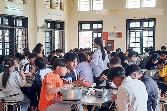 Bản tin chiều 28/9: Bắt nghi phạm bỏ chất độc vào thức ăn của học sinh ở Sơn La