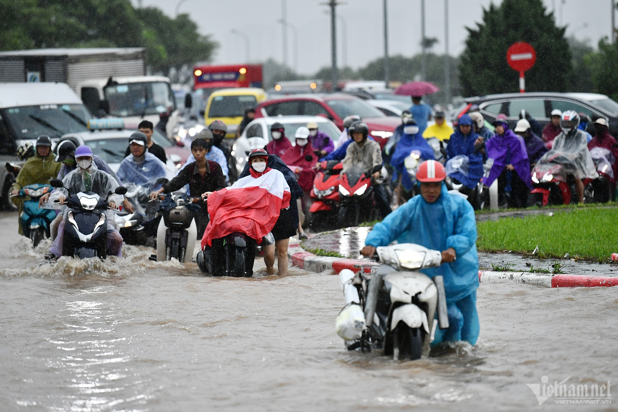 Bản tin trưa 28/9:Mưa lớn trút nước ở Hà Nội, khắp ngả đường kẹt không lối thoát