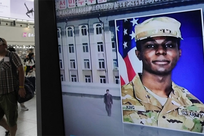 Binh sĩ Mỹ về quê nhà sau khi bị Triều Tiên trục xuất sang Trung Quốc