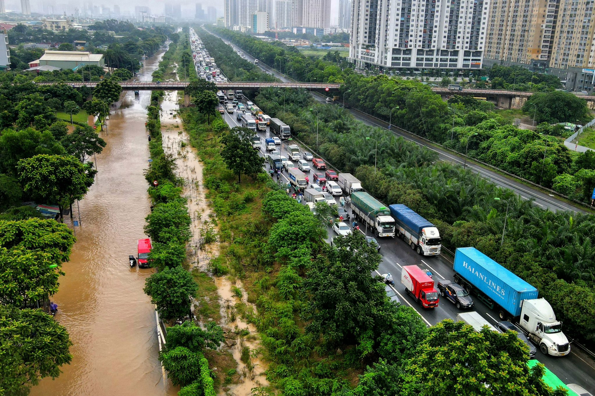 Buổi chiều sau mưa, đường gom đại lộ Thăng Long vẫn chìm trong biển nước