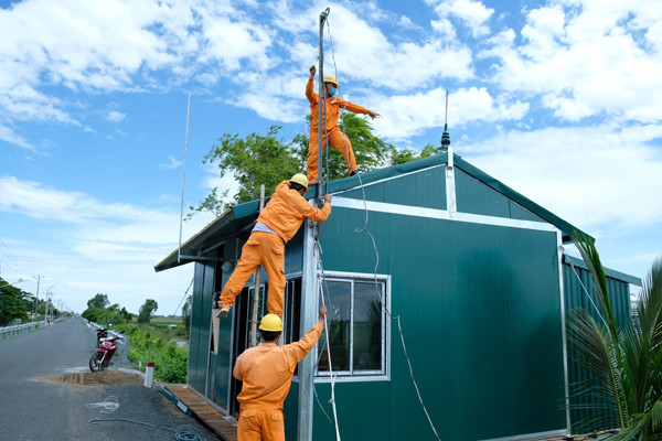 Cô gái bất lực ngồi trên 'đảo' xế hộp ngắm mưa lớn