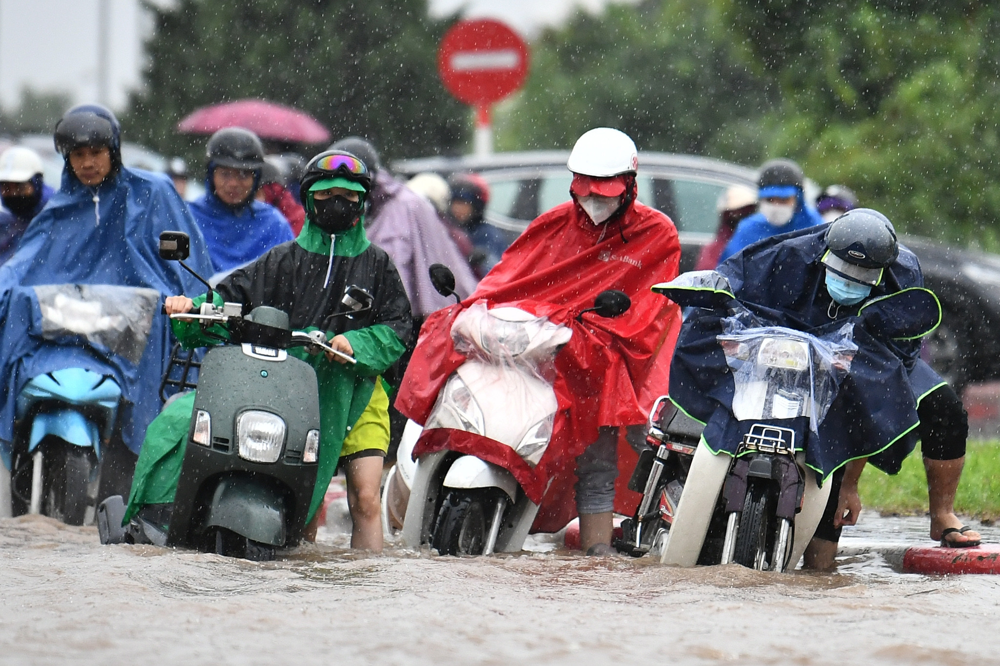 Cửa bến xe, quảng trường Mỹ Đình tê liệt giao thông vì mưa ngập