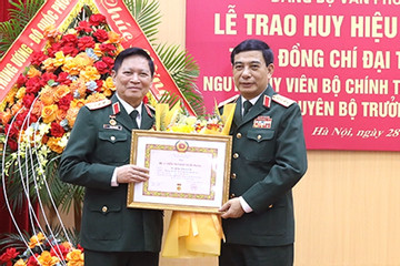 Đại tướng Ngô Xuân Lịch nhận huy hiệu 50 năm tuổi Đảng