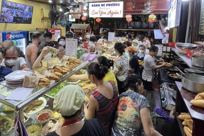 Hoi An sandwich shop faces suspension after food poisoning incident