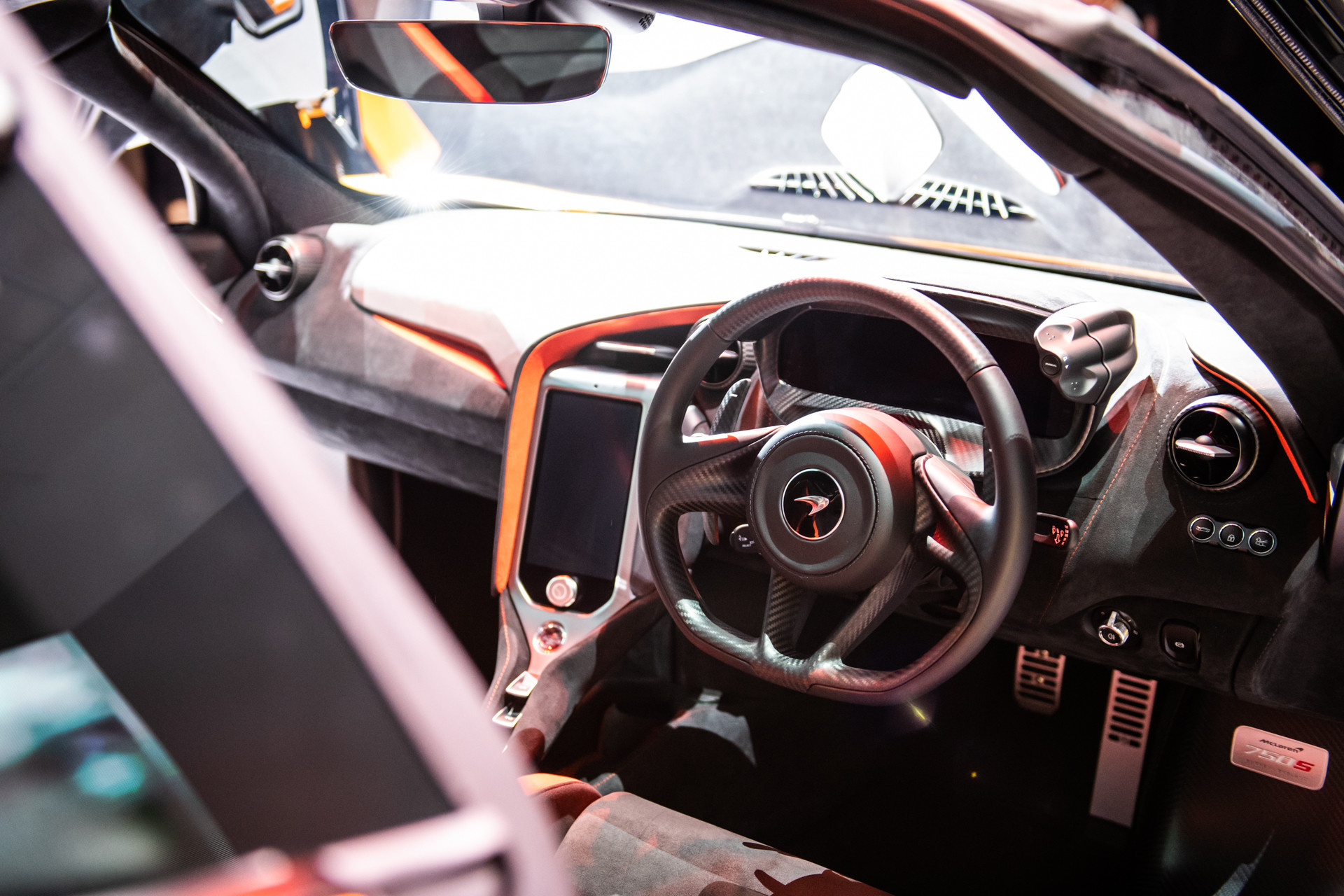 Siêu xe McLaren 750S ra mắt tại Singapore với giá cực đắt đỏ