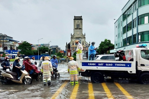 Mưa lớn gây ngập úng, sạt lở đường: CSGT dùng xe chuyên dụng giúp dân