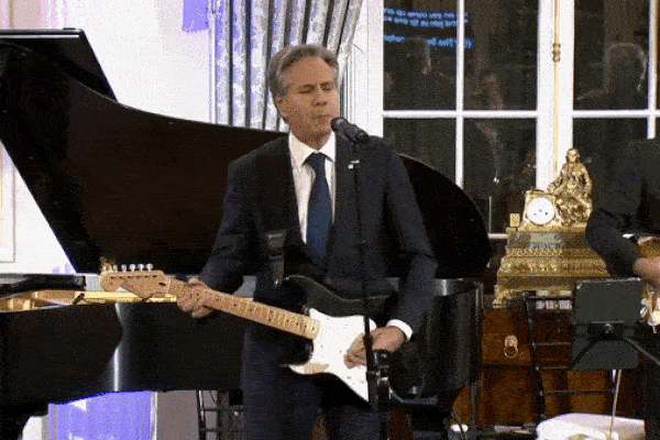 Ngoại trưởng Mỹ biểu diễn đàn guitar, khởi động sáng kiến Ngoại giao âm nhạc