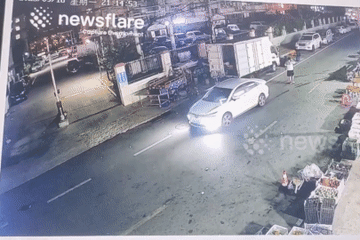 Người đàn ông lao đến chặn xe ô tô tự trôi vì tài xế quên phanh tay