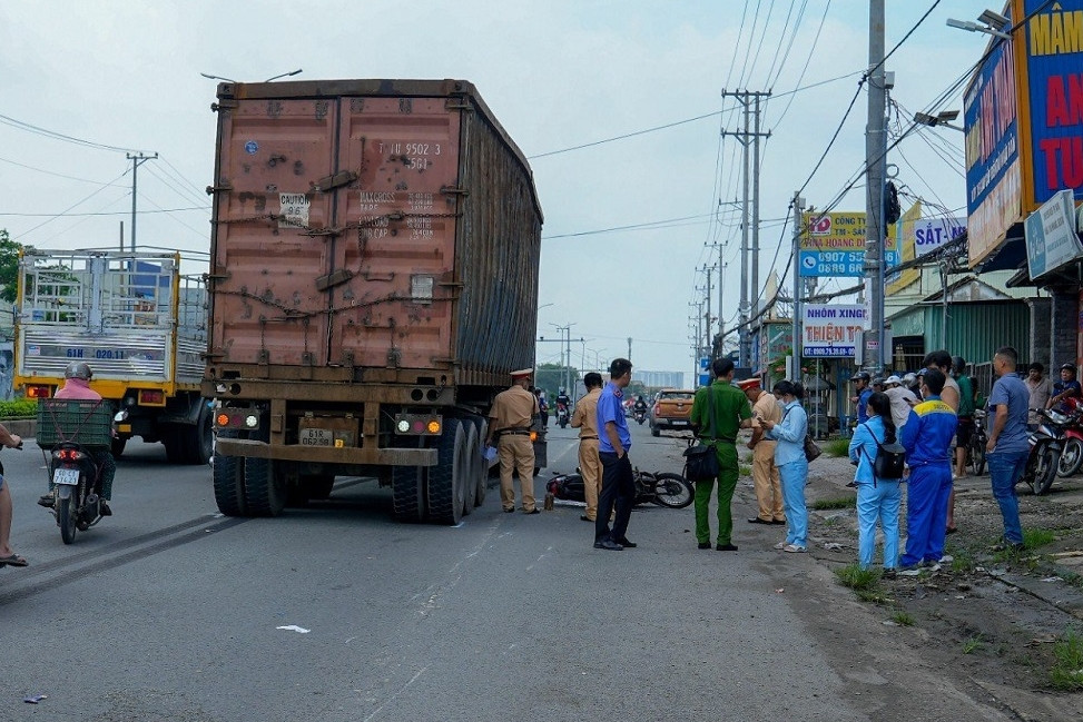 Người đàn ông tử vong sau va chạm với xe container