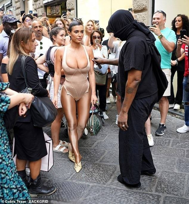 Nhà chức trách Italy lên tiếng cảnh cáo vợ chồng Kanye West - 1