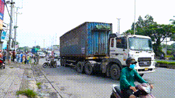 Nam công nhân tử vong thương tâm sau va chạm với xe container