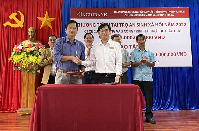 Các chi nhánh trực thuộc Agribank Đông Gia Lai ký kết thỏa thuận nguyên tắc với Phòng Giáo dục và Đào tạo các huyện phía Đông tỉnh phối hợp triển khai dịch vụ thu hộ học phí. Ảnh: S.C ảnh 1