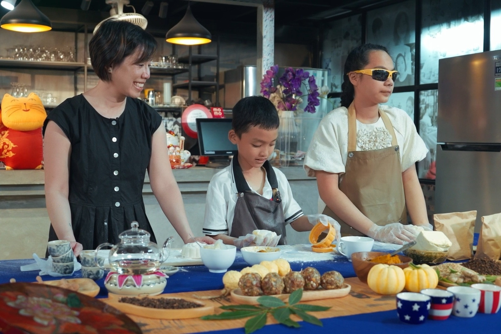 Vua đầu bếp Christine Hà dạy trẻ em khiếm thị làm bánh Trung thu nhân bí đỏ