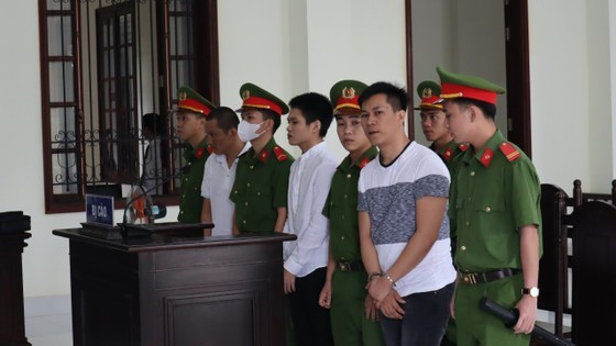 The People’s Court of Binh Phuoc Province sentences three defendants to death for trafficking nearly 31 kilograms of drugs from Cambodia to Vietnam. ảnh 1