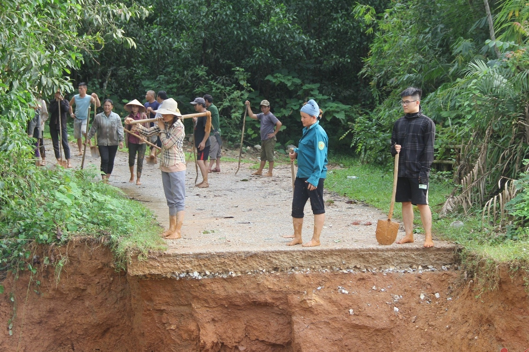 Đường đứt gãy do lũ cuốn, hàng chục hộ dân ở Nghệ An bị cô lập