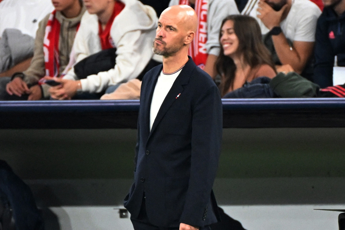 Erik ten Hag lo ngại phòng thay đồ MU sau trừng phạt Jadon Sancho