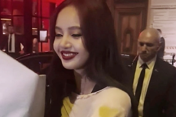 Lisa BlackPink cởi đồ, ném cà vạt và kính vào khán giả ở hộp đêm