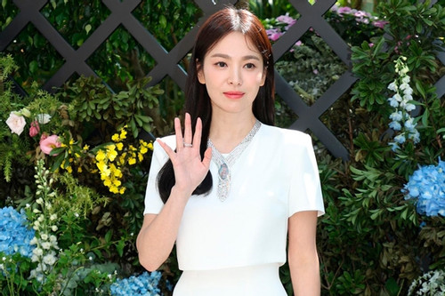 Song Hye Kyo đeo trang sức gần 70 tỷ đồng dự sự kiện