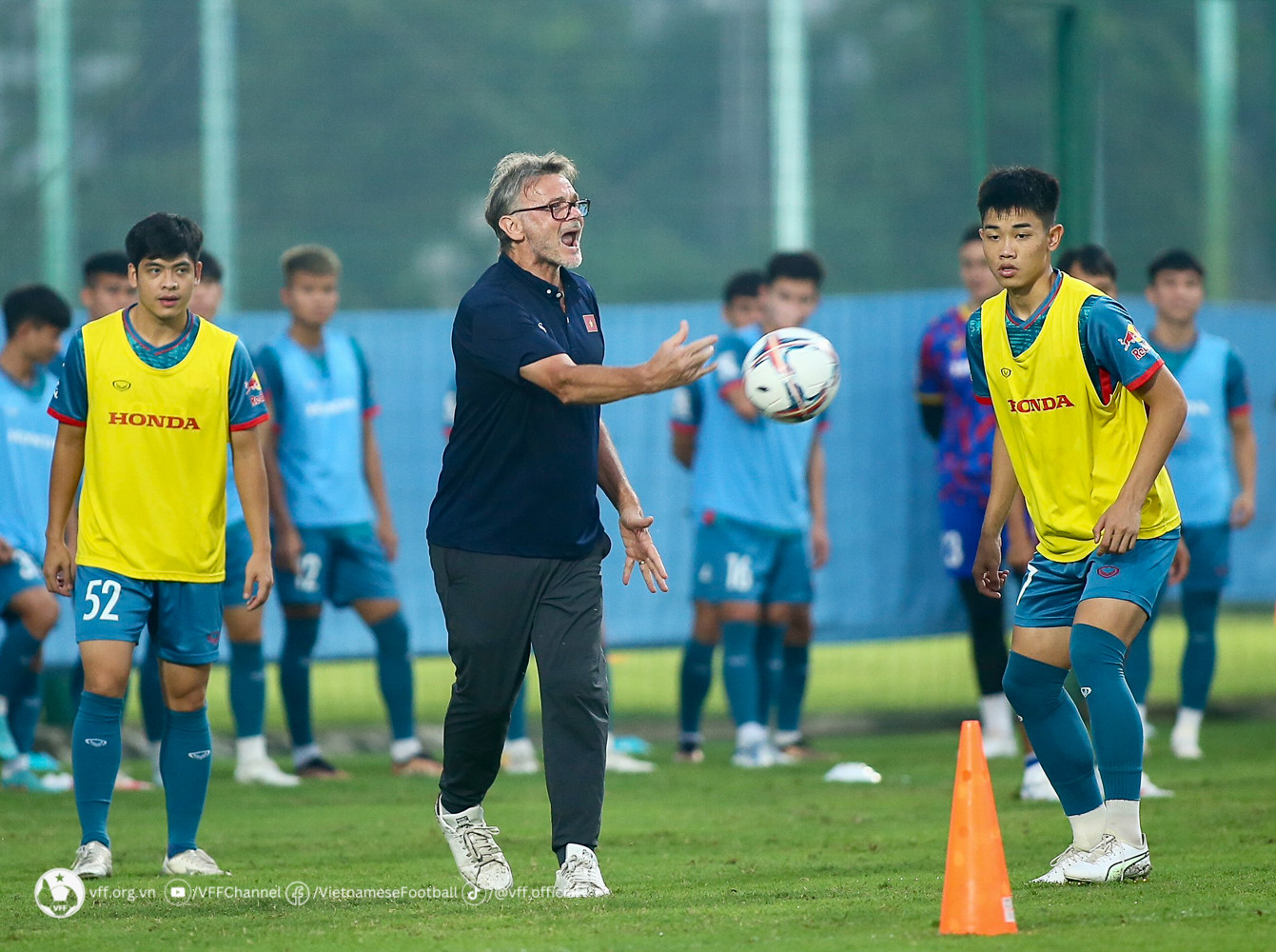 'Soi' lý do HLV Troussier ưu ái cầu thủ lứa U23 trên tuyển Việt Nam