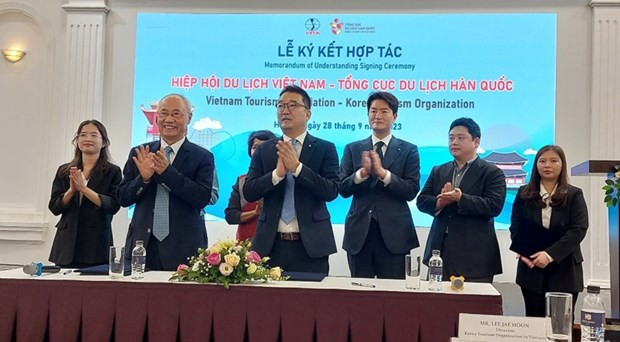 Vietnam, RoK sign MoU to strengthen tourism cooperation hinh anh 1