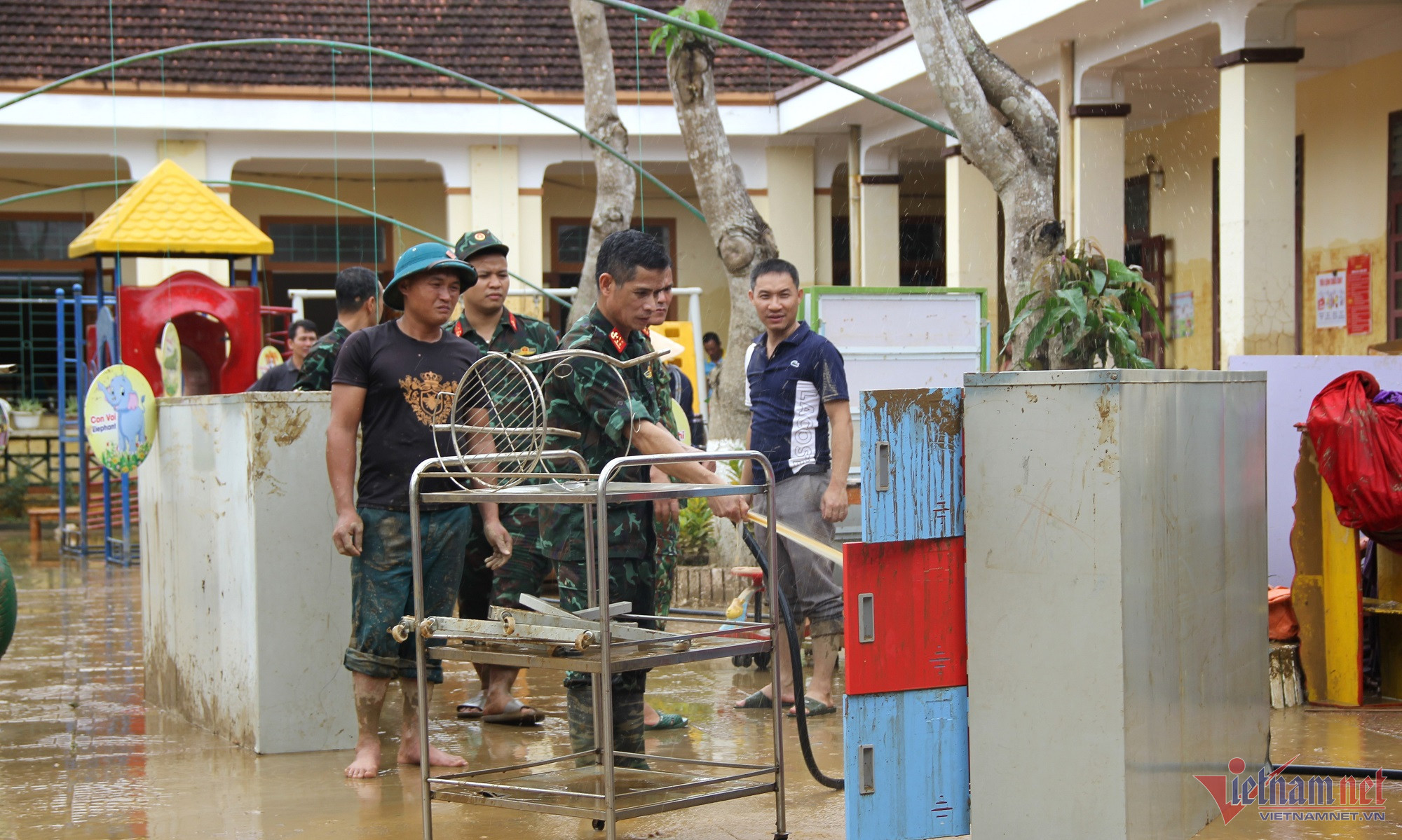 Sau mưa lũ, cô giáo nghẹn ngào nhìn sách vở của học sinh ngập trong bùn đất